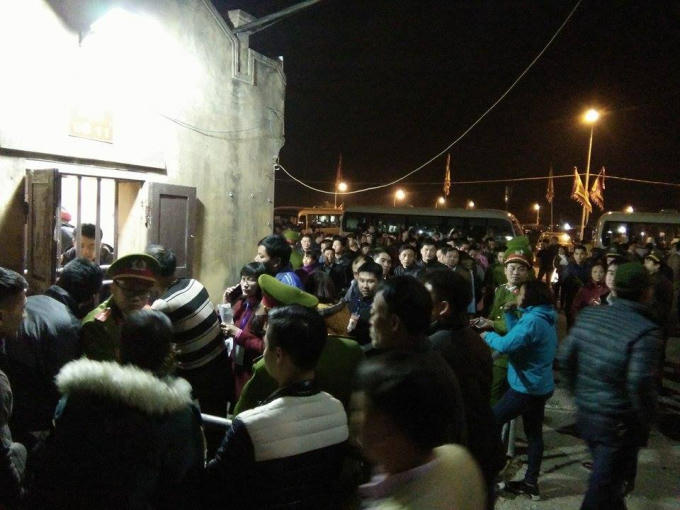 Phía bên ngoài đông đảo du khách thập phương cũng kiên nhẫn xếp hàng chờ đến lượt nhận túi lương.