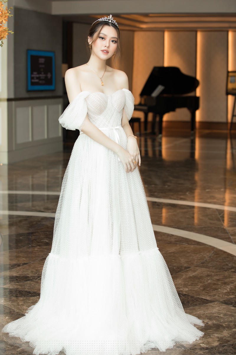 Á hậu Tường San trung thành với vẻ đẹp ngọt ngào trong chiếc váy xoè bồng bềnh tựa công chúa. Sau 3 tháng kết hôn, người đẹp được cho là đang mang bầu khi xuất hiện tại họp báo với vòng 2 khá to.