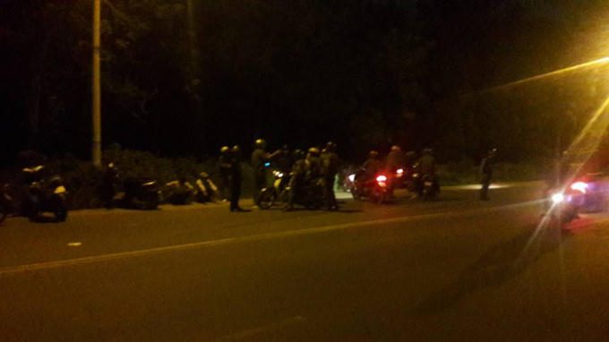 Công an có mặt xử lí hiện trường.