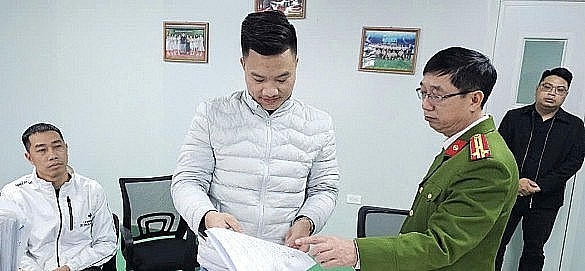 Cơ quan điều tra làm việc với Nguyễn Thành Luân, Giám đốc Công ty Rance Pharma. Ảnh: Báo Công An Nhân Dân.
