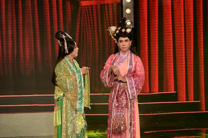 Cả hai không ngừng tâng bốc nhau, khi thì Minh Nhí khen Long Nhật giả gái đẹp như danh ca Bảo Yến, còn Long Nhật xuýt xoa Minh Nhí nhìn tựa Hương Lan. (Ảnh: Lý Võ Phú Hưng)