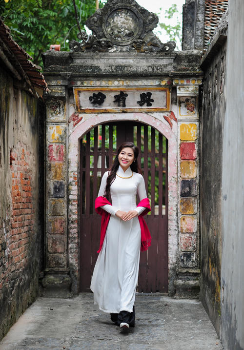 Ngoài thời gian học tập trên giảng đường, Ái Thơ còn tham gia một số hoạt động thiện nguyện như: tổ chức Trung thu cho trẻ có hoàn cảnh khó khăn, phát cháo ở Viện Bỏng quốc gia vào thứ tư hàng tuần.