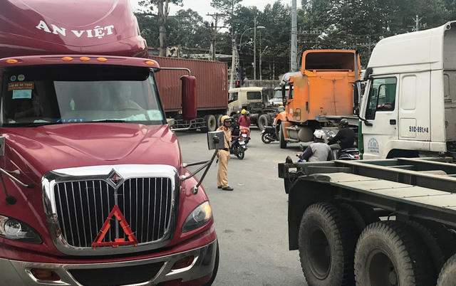 Nhiều CSGT thuộc Công an quận Thủ Đức và Đội CSGT Rạch Chiếc nỗ lực điều tiết, phân luồng giao thông tại các giao lộ ở cửa ngõ phía Đông TPHCM chiều 23/9.