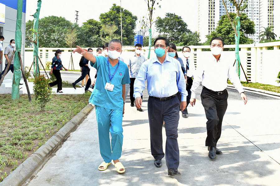 Thủ tướng Phạm Minh Chính kiểm tra bệnh viện dã chiến ở quận Hoàng Mai, Hà Nội. (Ảnh: Báo Chính phủ)