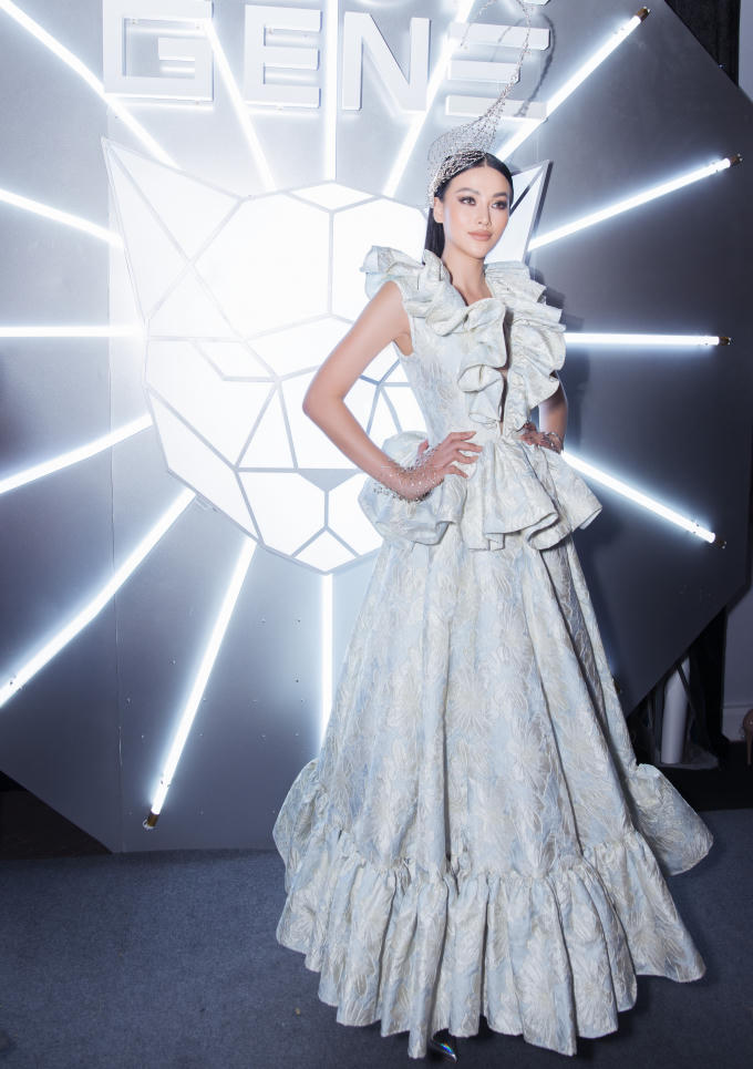Phương Khánh cho biết, trong năm 2019, người đẹp không chỉ trau dồi làm đẹp bản thân với những hoạt động cộng đồng, mà còn cùng ê-kíp xây dựng hình ảnh Hoa hậu thời thượng, đẹp chỉn chu và mới lạ ở tất cả các sự kiện.