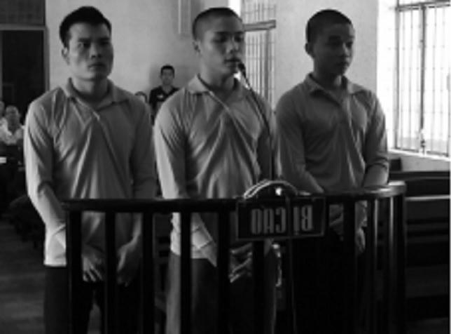 Các bị cáo trước vành móng ngựa.