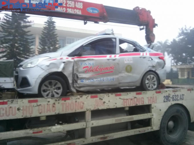 Hà Nội: Xe tải hất văng taxi, húc tung hơn 20m dải phân cách rồi lật giữa đường