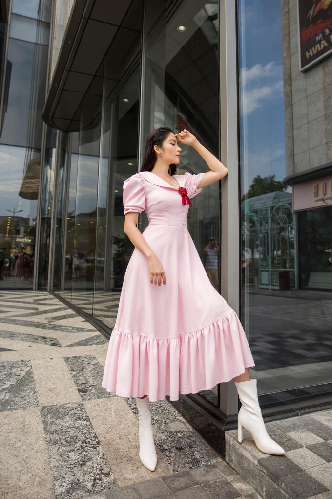 Xuất hiện trong những chiếc váy màu hồng của thương hiệu thời trang Larenn được thiết kế hài hòa thanh lịch, Nam Anh tiếp tục mang đến cho công chúng sự biến hóa mới, lần này là hình ảnh có phần nữ tính hơn.