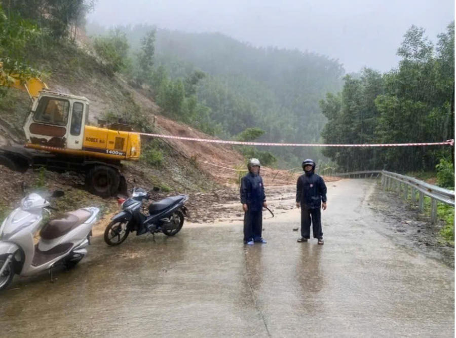 Chính quyền địa phương đã giăng dây, cắm biển cảnh báo cấm người qua lại khu vực sạt lở. Ảnh: T.H
