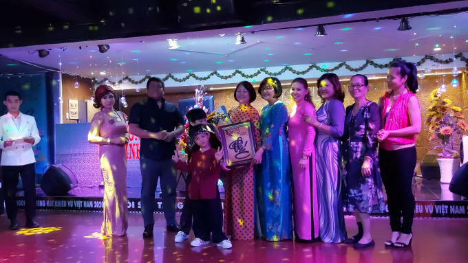 . Bức tranh với chủ đề Sen Hồng của nhiếp ảnh gia Thành Xuân Anh mang đến nhiều thông điệp đầy tính nhân văn khi được đấu giá tại đêm nhạc