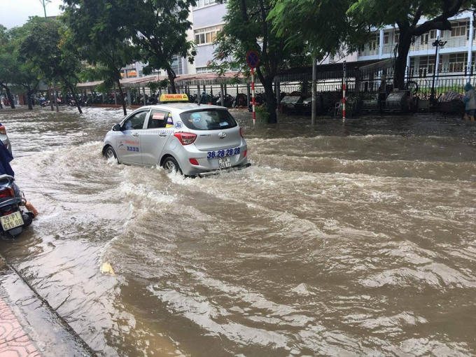 Theo Trung tâm Dự báo Khí tượng Thủy văn Trung ương, trong sáng 17/7, khu vực nội thành Hà Nội có mưa lớn, bao gồm cả khu vực các quận trung tâm.