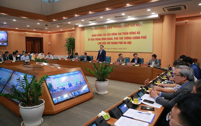 Phó Thủ tướng Trần Hồng Hà đề nghị Hà Nội tập trung báo cáo những dự án trọng điểm của quốc gia và thành phố đang chậm tiến độ liên quan đến áp dụng cơ chế, chính sách thuộc thẩm quyền của Chính phủ, Thủ tướng Chính phủ, các bộ, ngành.