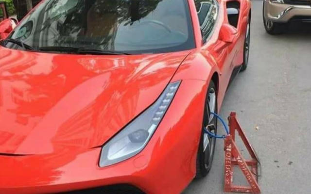 Khóa bánh xe đỗ sai quy định trong khu chung cư có đúng quy định của pháp luật?