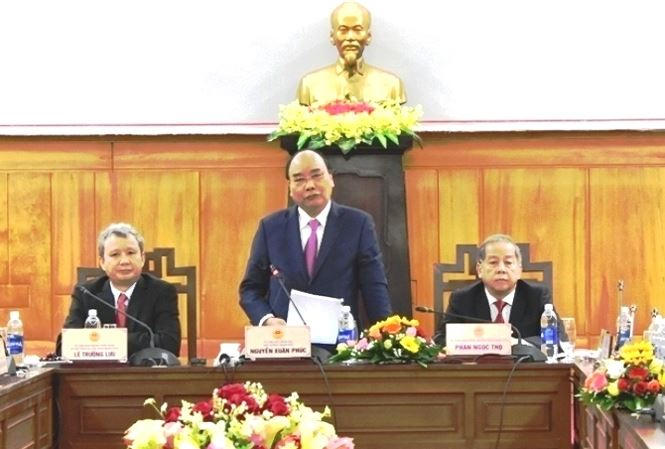Thủ tướng Nguyễn Xuân Phúc lưu ý, lãnh đạo tỉnh và cán bộ tuyệt đối không sử dụng xe công giờ hành chính để đi việc riêng trong dịp Tết, không phải đi thăm cấp trên, không quà biếu cấp trên.