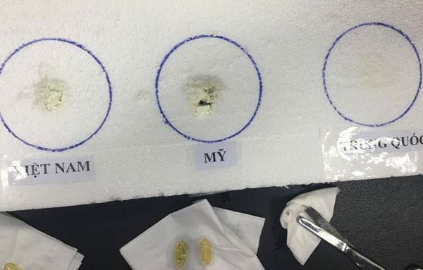 Thí nghiệm trên cả 3 loại dầu cá có nguồn gốc xuất xứ khác nhau, cả 3 loại đều ăn mòn xốp. Ảnh: Hà Quyên