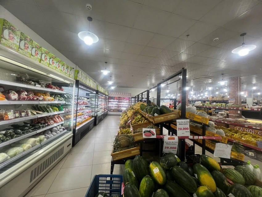 Sản phẩm hải sản và hoa quả tươi được bày bán đa chủng loại tại siêu thị.