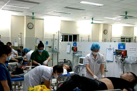 Các bác sĩ đang điều trị các ca nghi ngộ độc thực phẩm tại Bắc Kạn (Ảnh: Báo Bắc Kạn).