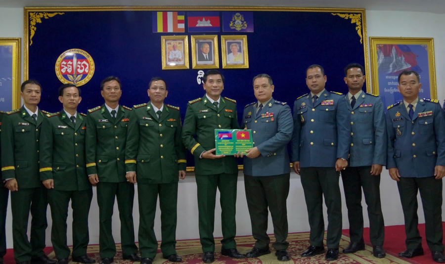 BĐBP tỉnh An Giang tặng tiền mặt cho Hiến binh tỉnh Kandal