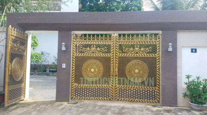 Cánh cổng ra vào của dinh thự nhà ông Trương Qúy Dương - (Ảnh: Nhất Nam).