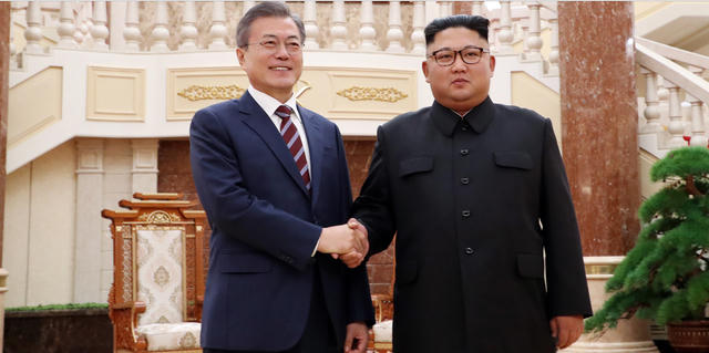 Yonhap đưa tin, trong cuộc gặp với Tổng thống Moon ngày 18/9 sau khi đưa ông Moon và phu nhân Kim Jung-sook về nhà khách chính phủ, ông Kim Jong-un đã thừa nhận nền kinh tế Triều Tiên vẫn còn nhiều yếu kém. Trong ảnh: Hai nhà lãnh đạo bắt tay nhau trước khi bước vào phiên hội đàm chiều ngày 18/9.