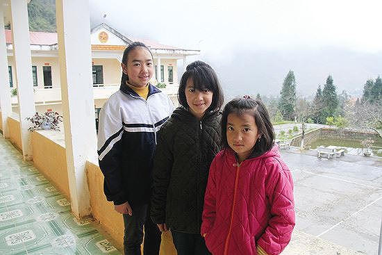 Ba chị em Vàng Thị Chá, Vàng Thị Chờ và Vàng Thị Sáu là con nuôi của Đồn Biên phòng Phó Bảng Ảnh: Trường Phong