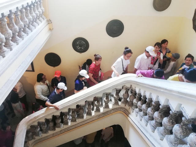 Tầng 2 là nơi bố trí 2 phòng ngủ, 2 đại sảnh giúp dinh thự luôn mát mẻ. Khi mới xây dựng xong, đây là công trình bề thế bậc nhất ở Bạc Liêu, người dân vẫn còn gọi với tên khác là