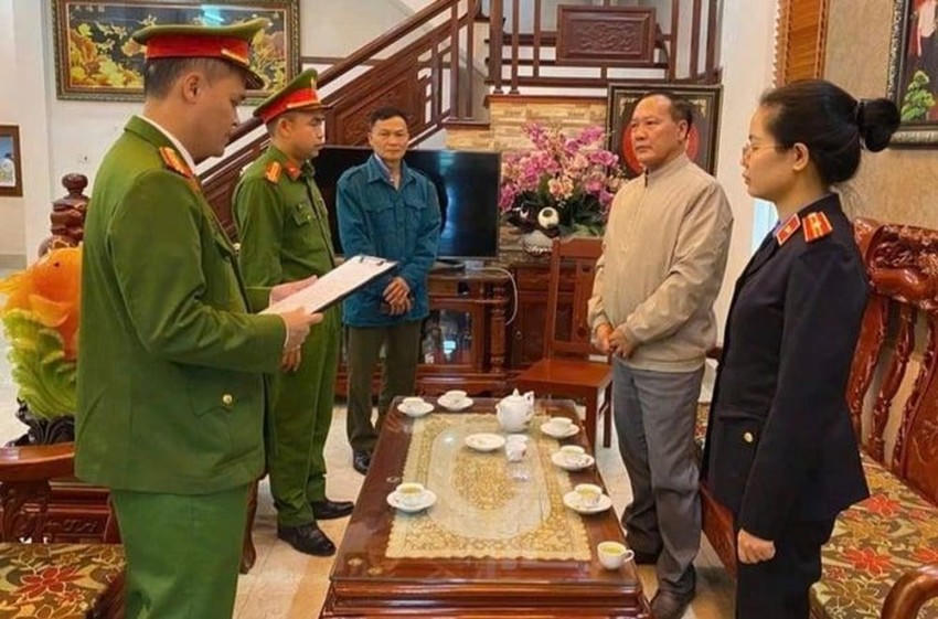 Bị can Nguyễn Văn Thấm (thứ 2 từ bìa phải). Ảnh: Công an Bắc Ninh