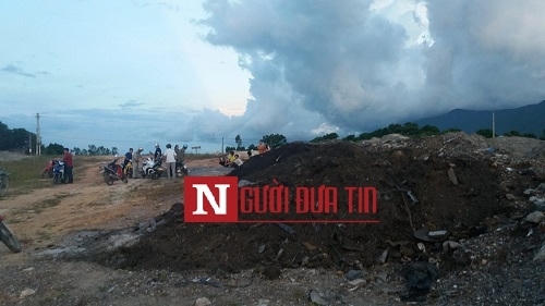 Đống rác thải lẫn lộn bốc mùi hôi thối, khó chịu.