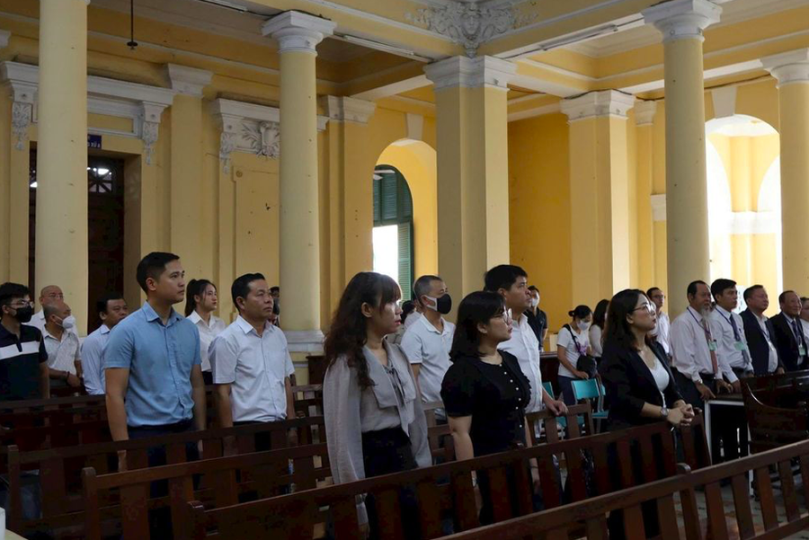 Tòa triệu tập 95 người có quyền lợi và nghĩa vụ liên quan. Bộ Công Thương và Bộ Tài chính được Hội đồng xét xử xác định là nguyên đơn dân sự. Ảnh Nghiêm Ý