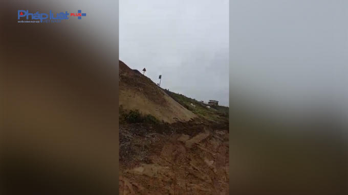 Bãi tập kết vật liệu xây dựng ngay chân đê.