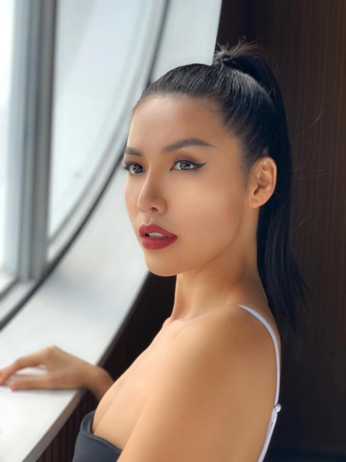 Trong bộ ảnh mới, dưới nắng hè chói chang, Minh Tú đã cho ra một bộ ảnh lung linh, thần thái cuốn hút người nhìn.
