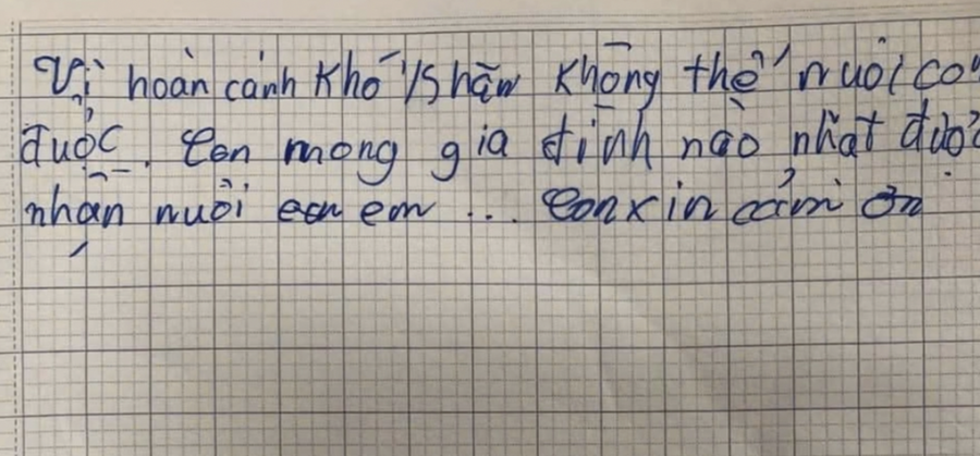 Giấy viết tay được tìm thấy khi người dân phát hiện bé gái. Ảnh: Trần Nam