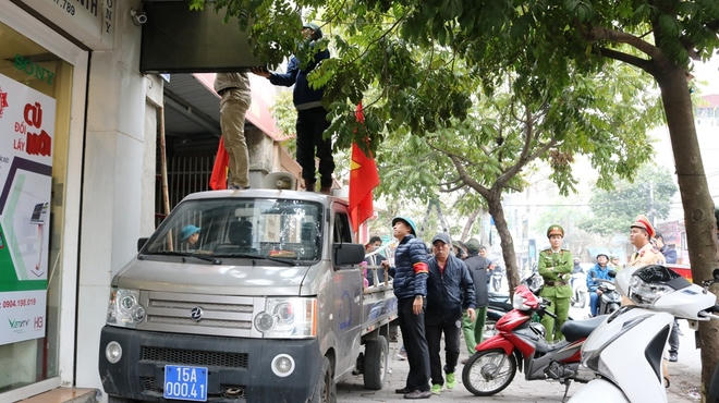 Ngày 9/3, lực lượng chức năng quận Lê Chân và Hồng Bàng (TP Hải Phòng) đồng loạt ra quân lập lại trật tự đô thị, "dọn dẹp" vỉa hè.