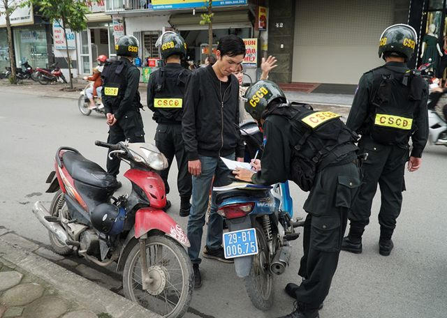 Sau khi ký vào biên bản phạt, người vi phạm còn được tổ công tác nhắc nhở, để đảm bảo không tái phạm.