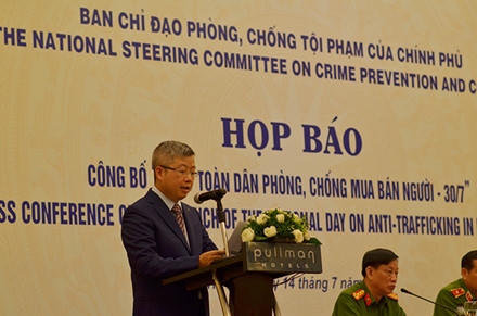 Ông Nguyễn Thanh Lâm, Phó Cục trưởng Cục báo chí, Bộ thông tin và Truyền thông  đã đọc công bố quyết định số 793/QĐ-TTg ngày 10/5/2016 “Ngày toàn dân phòng, chống buôn bán người”. Ảnh: THÀNH AN.