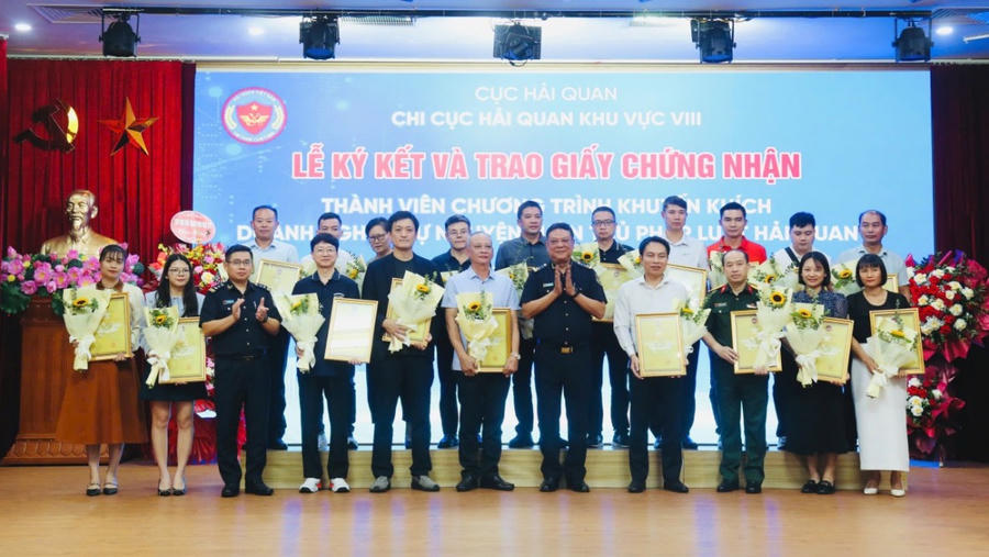 Chi cục Hải quan khu vực VIII đã trao giấy chứng nhận “Doanh nghiệp tự nguyện tuân thủ pháp luật hải quan” cho doanh nghiệp.