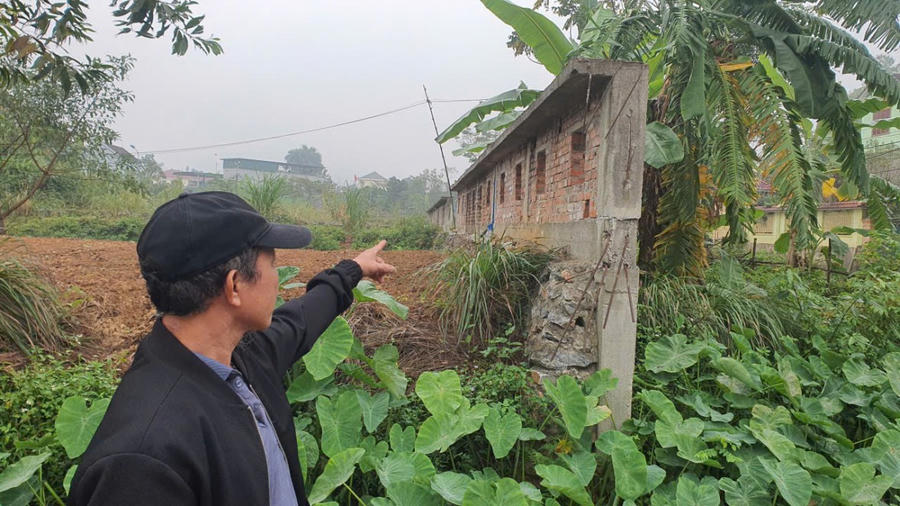Bờ rào "vây" người dân vào nghĩa trang liệt sỹ.