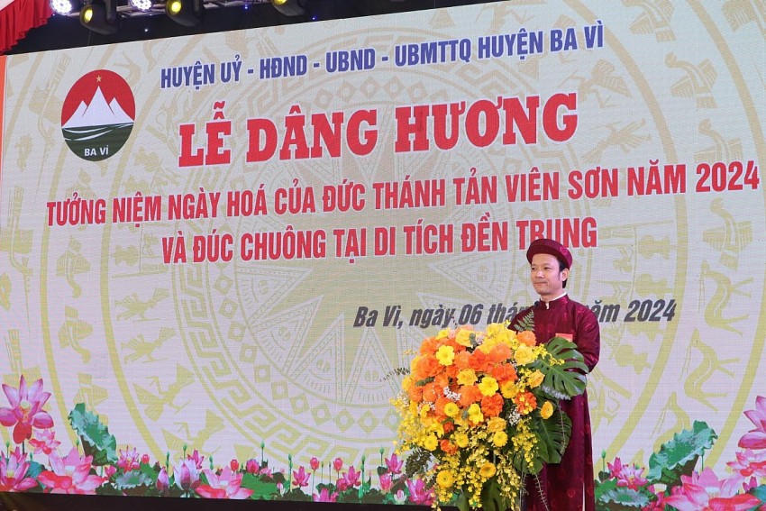Phó Chủ tịch UBND huyện Ba Vì Nguyễn Đức Anh báo cáo trước anh linh Đức Thánh Tản Viên Sơn.