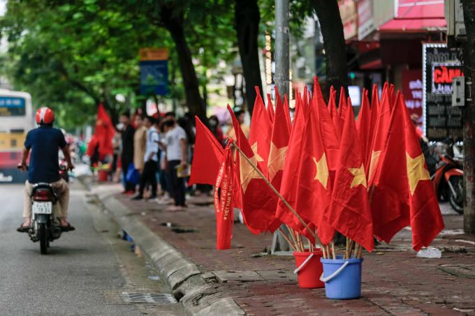 Cờ đỏ sao vàng được bày bán khắp nơi. (Ảnh Hoàng Tuấn)