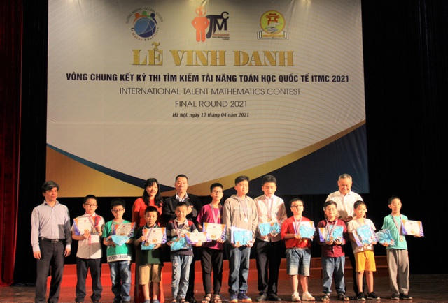 Ban tổ chức trao chứng nhận và huy chương cho 16 học sinh đạt huy chương vàng ITMC 2021.
