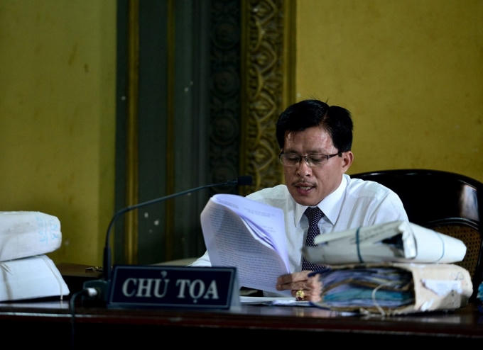 8h40 thẩm phán Nguyễn Hữu Ba đọc lại toàn bộ cáo trạng 22 trang giấy của vụ án.