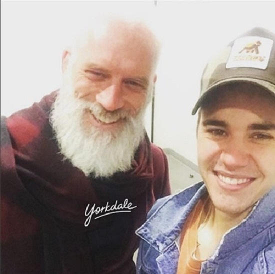 Justin Bieber rạng rỡ bên ông già Noel.