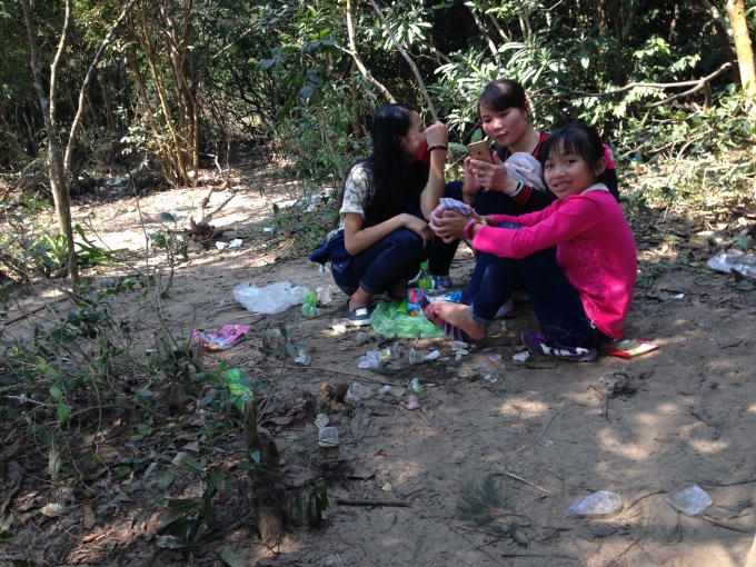 Dưới những tán cây bên bờ biển, gần khu lăng mộ, luôn tồn tại một thực trạng đáng buồn do ý thức của người dân. Hàng loạt các chai lọ, bao ni lông và rác thải vứt la liệt, hàng rong bày bán công khai...gây ảnh hưởng không nhỏ đến sự uy nghiêm của khu lăng mộ Đại tướng.