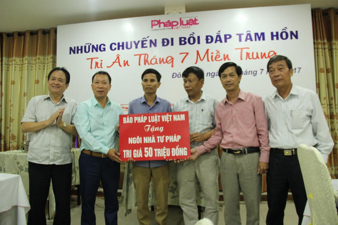 Báo Pháp luật Việt Nam trao quà 'Mái ấm Tư pháp' cho một cán bộ Tư pháp có hoàn cảnh khó khăn ở Quảng Trị.