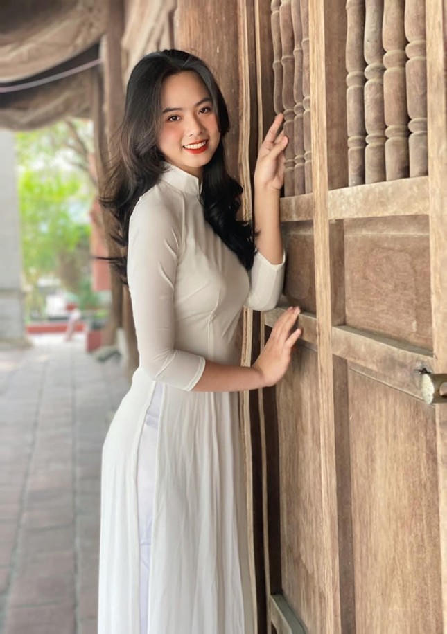 Thả dáng trong tà áo dài thướt tha, nữ cán bộ Đoàn Nghệ An toát lên vẻ đẹp dịu dàng, duyên dáng.