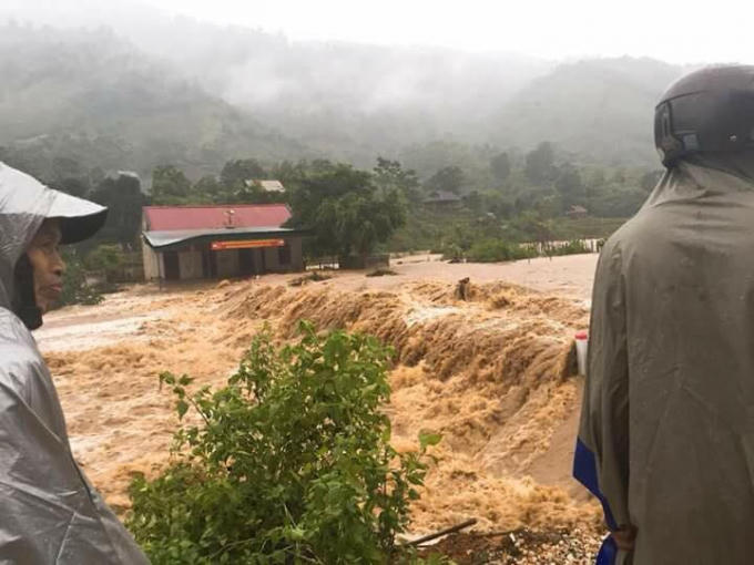 Nước lũ ầm ầm đổ về từ thượng nguồn khiến nhiều địa phương bị chia cắt.