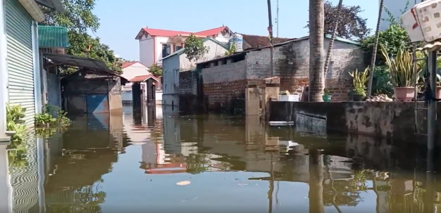 Ngõ xóm đang chìm sâu trong nước lũ.