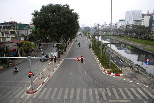 Đường Láng vắng vẻ trong giờ cao điểm buổi sáng.