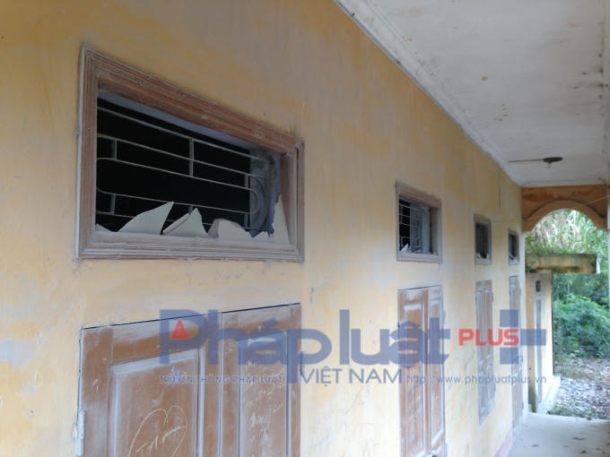 Do rung chấn của mình nổ, lớp cửa kính của hội trường thôn Hải Phú đã bị vỡ.