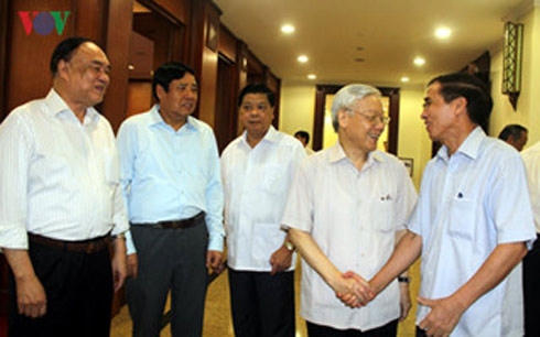 Tổng Bí thư trò chuyện với nguyên các cán bộ cấp cao đã nghỉ hưu.